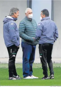  ?? JOSÉ ÁNGEL GARCÍA ?? Manuel Pellegrini dialoga con Alexis ante Antonio Cordón.