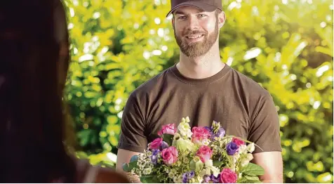  ?? Foto: Lars Zahner, Fotolia ?? Blumen sind immer ein schönes Geschenk. Das gilt auch für den Muttertag. Wer es am Sonntag nicht schafft, seine Mutter zu besuchen, kann ihr per Boten einen Strauß schi cken lassen. Allerdings sollte man dabei einiges beachten.