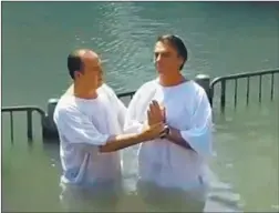  ??  ?? FE.
Es católico, pero un pastor lo bautizó en el río Jordán.