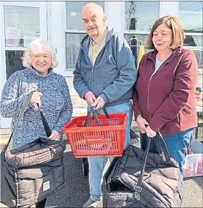  ?? COURTESY OF RSVP ?? Sandy Fryer, left, and Jim and Sandy Bahn volunteer with Meals on Wheels.