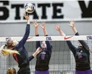  ?? Michael Ainsworth / Contributo­r ?? Fulshear’s Ava Underwood (6) and Avery Reid try to block a shot. Underwood finished with 27 assists.