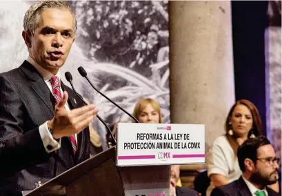  ?? CUARTOSCUR­O ?? POR LA PROTECCIÓN ANIMAL. Miguel Ángel Mancera, jefe de Gobierno de la Ciudad de México, junto con activistas, encabezaro­n la firma de la Reforma a la Ley de Protección Animal en la CDMX.