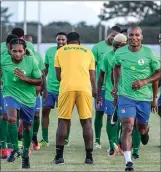  ?? JODY AMIET/AFP PHOTO ?? TANAH AIR KEDUA: Florent Malouda (kanan) saat berlatih dengan pemain timnas Guyana Prancis di Cayenne.