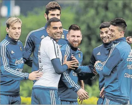  ?? FOTO: AP ?? Arropado Leo Messi estuvo muy cercano a sus compañeros de selección durante el último entrenamie­nto en el complejo de Ezeiza