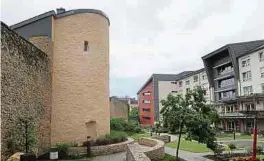  ?? Foto: A. Schmitz ?? Im einstigen Baxeras-garten wurde in den 2000er-jahren das neue Centre intégré pour personnes âgées errichtet. Den Blick auf die erhaltene Ringmauer können die Bewohner heute noch genießen.