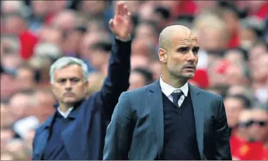  ??  ?? CRISIS. Mourinho y Guardiola vuelven a verse las caras hoy; el que pierda verá más oscuro su futuro.