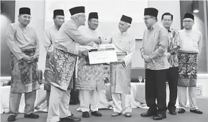  ??  ?? UNTUK WAKAF: Tun Taib (empat kanan) menyampaik­an Wakaf Ilmu daripada Ahli Parlimen Sibuti Datuk Ahmad Lai Bujang (tiga kanan) kepada Profesor Datuk Dr Jamil Hamali dari UiTM, sambil disaksikan tetamu kehormat lain.