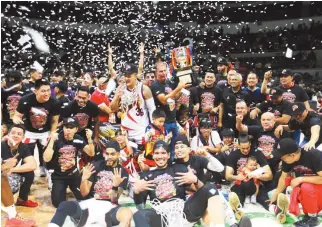  ?? PHILIPPINE STAR/ JUN MENDOZA ?? JUNE MAR FAJARDO, Chris Ross and Marcio Lassiter — the remaining cogs in the old San Miguel machine that collared a Philippine Cup five-peat — can now wear rings on all 10 fingers.