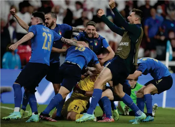 ??  ?? ■ Italien firar guldet efter stor dramatik på Wembley.