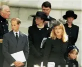  ??  ?? At Diana’s funeral at Westminste­r Abbey in 1997