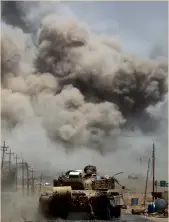  ?? — AFP ?? Smoke billows as Iraqi forces advance towards Al-Ayadiah village in Iraq on Tuesday.