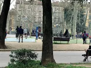  ??  ?? Senza controllo In piazza D’Azeglio si gioca a basket