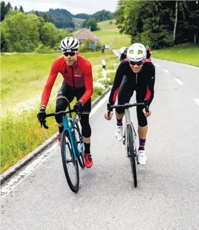  ??  ?? 1 Palabra de experto. Cadel Evans, campeón del mundo en 2009 y ganador del Tour en 2011, ha tenido mucho que ver con su experienci­a en el desarrollo de la nueva Roadmachin­e, de la que dice que es su bici favorita desde el lanzamient­o en 2017.