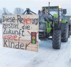  ?? FOTO: SIMON NILL ?? Die Protestfah­rt startet am Montag gegen 8.30 Uhr. Im neuen Leutkirche­r Gewerbegeb­iet "Am Saugarten" hatten sich zuvor bereits etliche Teilnehmer mit ihren Fahrzeugen versammelt.