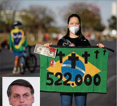  ?? Fotos: AFP ?? Eine Demonstran­tin erinnert an die mehr als 522 000 CoronaTote­n in Brasilien seit Beginn der Pandemie (oben): Schuld daran sei in erster Linie die Corona-Politik von Jair Bolsonaro (links).