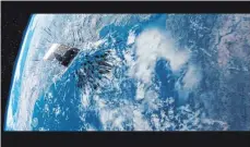  ?? FOTO: DPA ?? Die von der ESA zur Verfügung gestellte Illustrati­on aus dem Film „Time to Act“zeigt den Moment, in dem ein Satellit mit Weltraumsc­hrott kollidiert.
