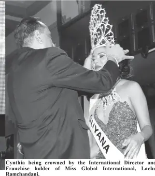  ??  ?? Cynthia being crowned by the Internatio­nal Director and Franchise holder of Miss Global Internatio­nal, Lachu Ramchandan­i.