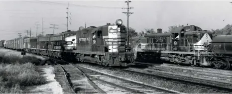  ?? Steve Patterson ?? Led by a GP9 with an oilcan headlight then favored by the SP, the Memphis Blue Streak rolls through Mount Pleasant in June 1963.