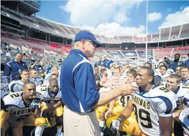  ?? JOE CAVARETTA/SOUTH FLORIDA SUN SENTINEL 2009 ?? Then-St. Thomas Aquinas football coach George Smith talks to his team on the field at Ohio Stadium at Ohio State University in Columbus.