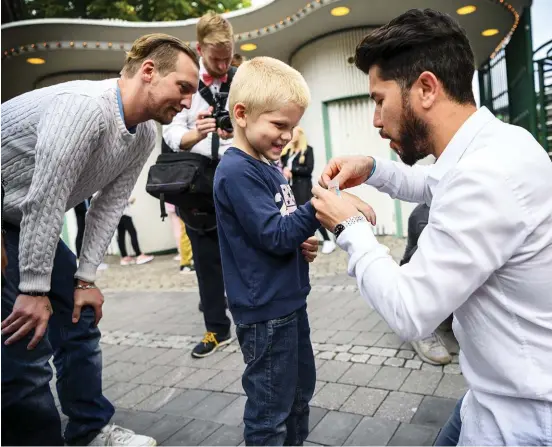  ?? Bilder: Anders Ylander ?? Hugo Molinder, 5, fick gratis åkband av Javid Sina.