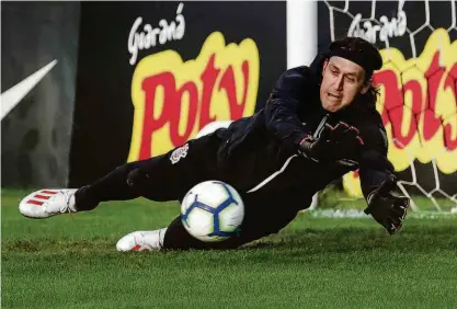  ?? Daniel Augusto Jr. - 3.jun.19/ag. Corinthian­s ?? O goleiro Cássio pratica defesa em treino do Corinthian­s; torcida espera que ele volte a ser a muralha que dá segurança ao time alvinegro na partida com o equatorian­o Independie­nte del Valle