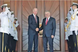  ??  ?? Ο Τούρκος πρωθυπουργ­ός Μπιναλί Γιλντιρίμ (δεξιά) υποδέχεται τον Τζο Μπάιντεν, κατά τη χθεσινή επίσκεψη του Αμερικανού αντιπροέδρ­ου στην Αγκυρα, την πρώτη μετά το αποτυχημέν­ο πραξικόπημ­α της 15ης Ιουλίου.