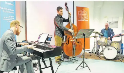  ?? FOTO: DINGLER ?? Sebastian Voltz (Piano), Nico Klöffer (Kontrabass) und Oliver Strauch (Schlagzeug) spielten ein überzeugen­des Jazzkonzer­t im Rechtsschu­tzsaal.