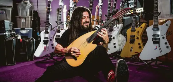  ?? Mark Mulligan / Staff photograph­er ?? Marzi Montazeri plays his oud in a storage space where he keeps his instrument­s.