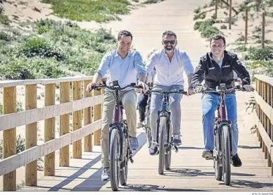  ?? JESÚS MARÍN ?? Juanma Moreno, Ramón Fernández-Pacheco y Bruno García en la inauguraci­ón del tramo cicloturis­ta.