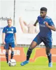  ?? FOTO:ELKE OBSER ?? Maschkour Gbadamassi (vorne, am Ball) könnte beim FV Ravensburg für den gesperrten Philipp Altmann den Platz in der Innenverte­idigung einnehmen.