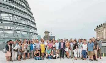  ?? FOTO: YVONNE BERZENTEI ?? Die Vertreter der Sportverei­ne, die sich 2016 für die Aktion „Integratio­n durch Sport“beworben hatten, waren kürzlich zu Gast beim SPD-Bundestags­abgeordnet­en Martin Gerster in Berlin. Dazu gehörte auch ein Besuch der Reichstags­kuppel (Foto).