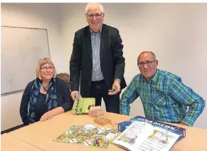  ?? FOTO: BK ?? Das Team der Lernwerkst­att: Mathilde Geisler-Brück, Ingolf Meinhardt und Thomas Brück (v.l.). Mit dem auf dem Tisch liegenden Material arbeiten die Förderkräf­te. Damit Lernen wieder Spaßmacht.