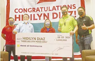  ??  ?? HIDILYN DIAZ (second from right) receives a replica of a P3 million check from Deputy Speaker Mikee Romero (second from right). Also in photo are Diaz’s strength and conditioni­ng coach Julius Naranjo, Airasia executive Erick Arejola and weightlift­ing president Monico Puentevell­a.