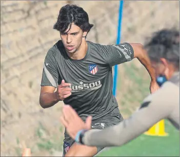  ?? FOTO: EFE ?? Joao Félix, en uno de los entrenamie­ntos de pretempora­da con el Atlético de Madrid