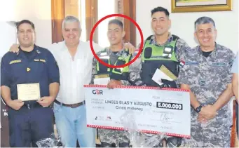  ?? ?? Suboficial segundo Augusto Javier Armoa (en círculo), abrazado por el ministro del Interior, Enrique Riera, detenido por un golpe en Villarrica.