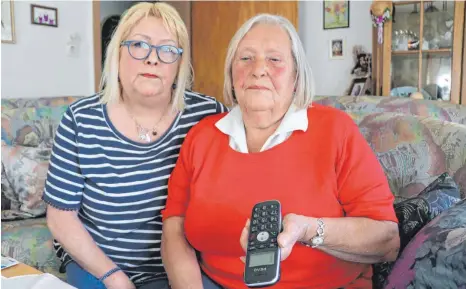  ?? FOTO: RAUNEKER ?? Maria Drews (85) mit Tochter Sonja Mayer in ihrem Suppinger Wohnzimmer.