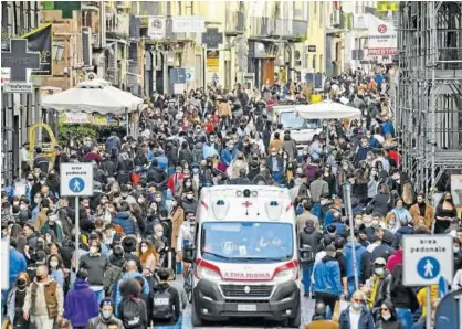  ?? Foto: Efe ?? Una ambulancia circula por una calle abarrotada de gente en Nápoles (Italia).