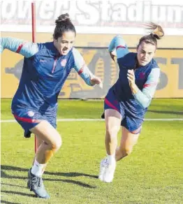  ?? FC Barcelona ?? Marta Torrejón i Mariona Caldentey, ahir a la gespa de Monza.