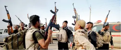  ?? REUTERS ?? L’avanzata. Soldati iracheni celebrano la liberazion­e dall’Isis del villaggio di Khalidiya, a Sud di Mosul. L’avanzata delle truppe di Baghdad secondo il premier Abadi procede più rapida del previsto