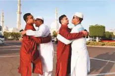  ?? Abdul Rahman/Gulf News ?? Expatriate residents exchange Eid greetings outside the Shaikh Zayed Grand Mosque in Abu Dhabi yesterday.