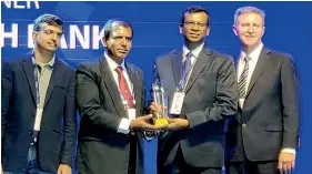  ??  ?? Sampath Bank Chief Manager Systems and Procedures Thushantha Sumiththar­achchi (centre right) and Sampath Bank Manager Systems and Procedures Lakshman Benaragama (centre left) accepting the award