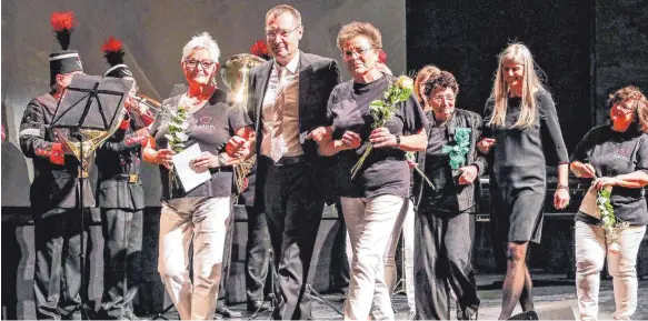  ?? FOTOS: THOMAS SIEDLER ?? Ein Triumphmar­sch zum Abschied: Die „Lästermäul­er“und die Bläser der SHW-Bergkapell­e nehmen Thilo und Brigitte Rentschler mit auf eine Abschiedst­our durch den Saal der Stadthalle.