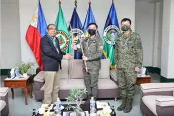  ?? TOKEN OF APPRECIATI­ON. (NOLCOM) ?? National Commission on Indigenous Peoples Commission­er Roland Rivera (left) awards a token of appreciati­on to Armed Forces of the Philippine­s Northern Luzon Command Commander Lieutenant General Arnulfo Marcelo Burgos Jr. (middle) for establishi­ng the Indigenous Peoples Affairs Desk (IPAD). IPAD will be headed by NOLCOM Deputy Commander Brigadier General Henry Doyaeon (right) who has ancestral lineage tracing from the Ibaloi tribe.