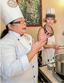  ?? SHARON STEPHENSON ?? Chef Dung instructs the class at Saigon Culinary Art Centre.
