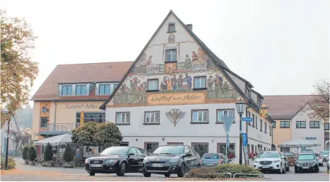  ?? FOTO: TOBIAS REHM ?? Der Gasthof Adler hat sich seit gut 20 Jahren im Besitz der Stadt Ochsenhaus­en befunden. Nun gehört das historisch­e Wirtshaus Ludwig Zwerger, der er es bereits seit dem Jahr 2000 gepachtet hat.