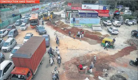  ?? SANCHIT KHANNA/HT PHOTOS ?? Work on laying an undergroun­d pipe is on without barricades around the site at Ashram Chowk on Saturday