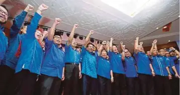  ??  ?? MUSA (empat dari kiri) melaungkan ‘Tatap BN’ bersama calon BN yang bertanding dalam PRU14 ketika majlis pengumuman calon BN Sabah di Bangunan UMNO di Kota Kinabalu, semalam.