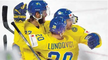  ?? FOTO: DPA ?? Der erste Schritt zum Titel: Schwedens Spieler jubeln über ihr Führungsto­r.