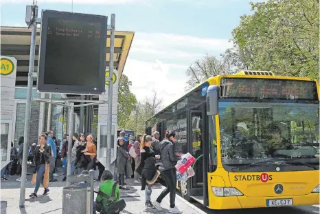  ?? FOTO: MARTINA DIEMAND ?? Das Ticket für den Bus sollen Reisende im Allgäu künftig gleichzeit­ig mit touristisc­hen Angeboten per Handy buchen können. Das verspricht zumindest das Projekt „Schwabenbu­nd-Services“.