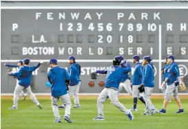  ??  ?? Los Dodgers practicaro­n ayer en Fenway Park